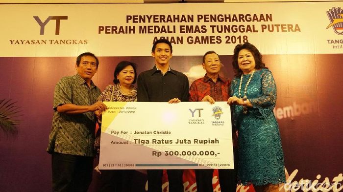 Jonatan Christie saat menerima bonus dari PB Tangkas Intiland Jakart. (Femi Diah/detikSport) Jonatan Christie saat menerima bonus dari PB Tangkas Intiland Jakart. (Femi Diah/detikSport)