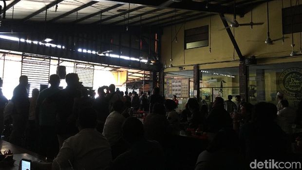 Sandiaga Uno gelap-gelapan saat memberikan materi berbisnis di restoran kawasan Tebet, Jaksel, Senin (8/10/2018)