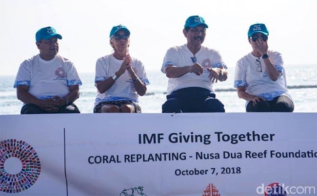 Sebagai paduan T-shirt, bos lady IMF memadukannya bersama celana pendek bermotif batik ketika di Bali. Foto: Detikcom