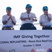 Sebagai paduan T-shirt, bos lady IMF memadukannya bersama celana pendek bermotif batik ketika di Bali. Foto: Detikcom