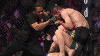 Pertarungan antara juara dunia kelas ringan UFC Khabib Nurmagomedov dengan Conor McGregor di T-Mobile Arena, Las Vegas, Minggu (7/10/2018) berakhir dengan panas. Khabib yang menang atas submission atau kuncian sempat memukul tim Conor. Setelahnya, pristiwa tersebut di bawa ke ranah yang lebih serius. Terlepas dari itu semua, ternyata Khabib dan McGregor sama-sama menyukai hal lain selain adu pukul yakni mobil. Foto: Harry How/Getty Images