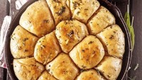 Campuran mentega aneka rempah jadi olesan roti kasur ini. Harus dimakan hangat dengan celupan saus bawang yang wangi . Foto : Instagram @bobsrwdmilllp