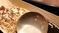 Coba tebak apa ini? Ini adalah mochi bentuk tetesan air. Adanya di Busan dan Jinhae. Mochi ini diberi pelengkap berupa sirup gula merah dan bubuk kedelai. Awalnya dessert ini populer di Jepang dengan nama mizu shigen mochi.  Foto: Istimewa