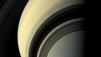 Saturnus butuh waktu 10,7 jam (walau tidak diketahui secara pasti) untuk menyelesaikan putaran di porosnya dan 29 tahun untuk mengorbit Matahari. Foto: NASA