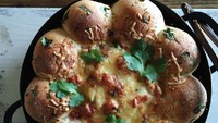 Roti yang baru keluar dari oven ini disajikan dengan lelehan keju di bagian tengah. Kebayang mulur gurihnya ya? Foto : Instagram @sol_xxx
