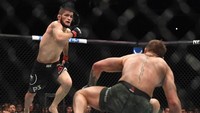 Nama Khabib Nurmagomedov masih ramai dibicarakan. Setelah mengalahkan Conor McGregor, kini dia menantang Floyd Mayweather Jr dan juga mau menjajal WWE (Harry How/Getty Images/AFP)
