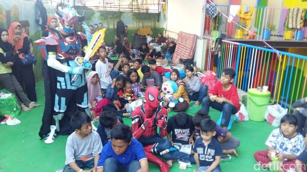 Para relawan menghibur anak-anak