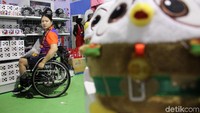 Tak hanya warga Indonesia, kontingen dari luar negeri juga berburu maskot Asian Para Games 2018.