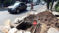 Galian kabel bawah tanah yang berada di sejumlah sisi jalan Kemang Raya menjadi sasaran keluhan warga dan para pengguna jalan.