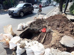 Lubang Menganga dan Jalan Macet Gara-gara Galian Kabel di Kemang