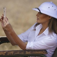 Sebelumnya, Melania juga dicecar karena bergaya mirip kolonial saat bersafari di Nairobi, Kenya. Soalnya gayanya yang selalu memicu kontroversi, Melania mengatakan kepada The Washington Post, Saya berharap orang lebih fokus kepada misi saya bukan apa yang saya pakai. Hampir sepekan ia berada di Afrika untuk misi sosial dan pendidikan anak. (Foto: Saul Loeb/AFP/Getty Images/CNN)