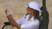 Foto: Di negara ini, Melania sampai pada hari Jumat, (5/10). Kunjungannya ke kenya memicu kontroversi karena topinya dibandingkan dengan para kolonialis dan militer Eropa di seluruh Afrika (Carolyn Kaster/AP/CNN)