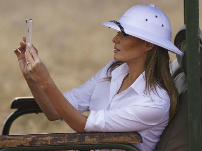 Sebelumnya, Melania juga dicecar karena bergaya mirip kolonial saat bersafari di Nairobi, Kenya. Soalnya gayanya yang selalu memicu kontroversi, Melania mengatakan kepada The Washington Post, Saya berharap orang lebih fokus kepada misi saya bukan apa yang saya pakai. Hampir sepekan ia berada di Afrika untuk misi sosial dan pendidikan anak. (Foto: Saul Loeb/AFP/Getty Images/CNN)