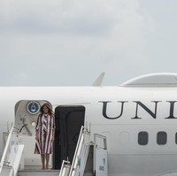 Seorang netizen di Twitter dengan yakin menyebut Melania terinspirasi gaya Rene Belloq. Dia benar-benar memakai baju yang sama dengan Rene Belloq di Raiders of the Lost Ark, katanya di Twitter. (Foto: Saul Loeb/AFP/Getty Images/CNN)