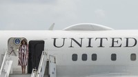 Foto: Melania Trump mendarat di Bandar Udara Internasional Kotoka di Accra, Ghana, pada hari Selasa (2/10). Dari negara sinila dia memulai perjalanan selama seminggu ke Afrika untuk mempromosikan kampanye Be Best (Christina Aldehuela/AFP/Getty Images/CNN)