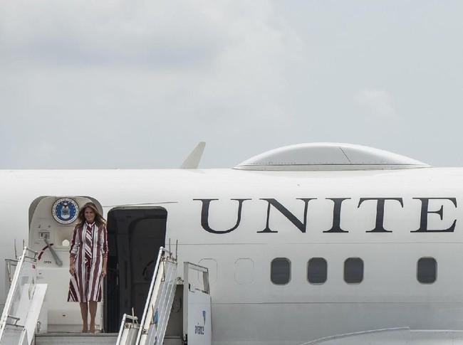 Seorang netizen di Twitter dengan yakin menyebut Melania terinspirasi gaya Rene Belloq. Dia benar-benar memakai baju yang sama dengan Rene Belloq di Raiders of the Lost Ark, katanya di Twitter. (Foto: Saul Loeb/AFP/Getty Images/CNN)