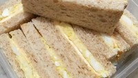Selain roti tawar putih, bisa dipakai brown bread. Isiannya telur dadar dengan olesan mentega. Foto: Instagram @bolanalahasang