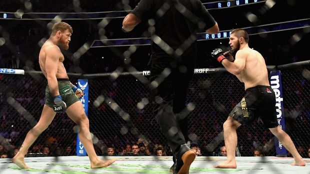 Conor McGregor saat di Octagon bersama Khabib