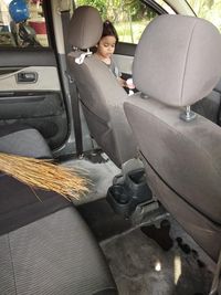 Catatan Pengendara anak kecil bersihkan interior mobil 