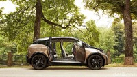 Uniknya, sesuai dengan konsep mobil masa depan, Lebih dari 80 persen permukaan interior kulit yang terlihat oleh penumpang terbuat dari bahan daur ulang atau sumber daya terbarukan. Foto: BMW