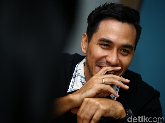 Darius Sinathrya saat mempromosikan film terbarunya Asih di detikcom
