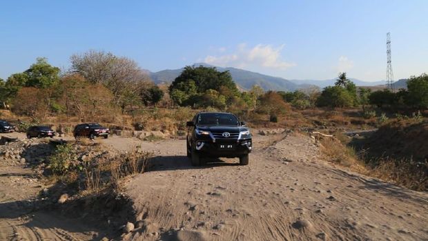 Menaker Sopiri Mobil Sendiri ke Lokasi Desmigratif di NTT 