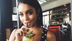 9 Gaya Instagenic Vanessa Hudgens Menyeruput Minuman Favorit