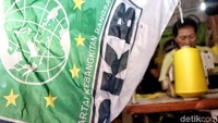Para pengusaha sablon rumahan itu pun dapat meraup untung lebih banyak dari pembuatan atribut partai menjelang Pemilu 2019 dibanding bulan-bulan lainnya.
