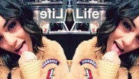 Sedikit berbeda, Vanessa memilih nikmati hari dengan makan es krim cokelat. Senada ya sama warna coat-nya! Foto: Instagram vanessahudgens