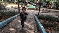 Setiap harinya banyak anak-anak yang datang ke taman untuk bermain.