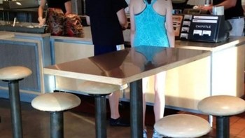 Refleksi dari meja membuat sang wanita seperti menggunakan baju renang. Foto: Ultralink