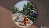 Warga pun mengeluhkan kondisi memprihatinkan halte Taman BMW Sunter. Mereka merasa tak nyaman untuk menunggu kendaraan umum dari halte tersebut.