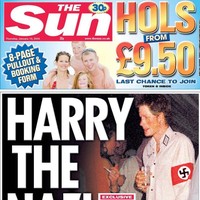 Pilihan kostum Pangeran Harry di tahun 2005 tidak begitu bijak. Di sebuah pesta Halloween, Harry tampil sederhana dengan kemeja, dan lalu memakai armband swastika (lambang Nazi) yang banyak membuat orang marah. Istana sampai angkat bicara dan meminta maaf atas pilihan kostum Pangeran Harry. Foto: Istimewa