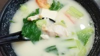 Daging ikan gurame fillet bisa dimasak dengan kaldu ikan dan berbagai sayuran. Misalnya dengan sawi dan campuran tahu ini. Foto : instagram @ayeslux