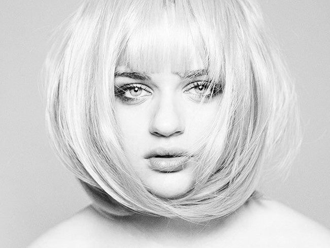 Ternyata tak seperti wanita kebanyakan, Joey King tak takut tampil botak. Ia bahkan mengaku tidak terlalu terikat dengan rambut yang sering disebut mahkota wanita itu. Foto: Instagram @joeyking