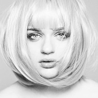 Ternyata tak seperti wanita kebanyakan, Joey King tak takut tampil botak. Ia bahkan mengaku tidak terlalu terikat dengan rambut yang sering disebut mahkota wanita itu. Foto: Instagram @joeyking