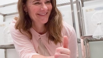 Melinda yang dinikahi Bill Gates pada tahun 1994 dikenal dengan gaya hidup sederhana, setidaknya begitu yang terlihat di publik. Walaupun suaminya langganan orang terkaya di dunia, jarang sekali Melinda pamer kemewahan.  (Foto: Facebook/Melinda Gates)