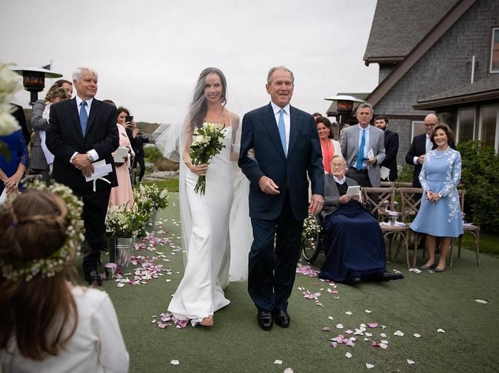 Barbara Bush menuju altar ditemani sang ayah, George W. Bush. Foto: Instagram Barbara Bush menuju altar ditemani sang ayah, George W. Bush. Foto: Instagram