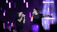Panggung itu ditutup dengan duet Ari Lasso dan Once Mekel membawakan Sepatuh Nafas. Foto: Hanif Hawari / detikHOT