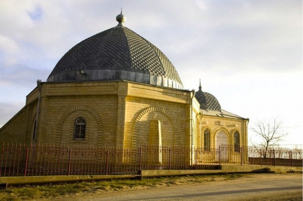 Foto: Dagestan memang bermayoritas penduduk muslim, maka traveler jangan heran jika di sana banyak masjid. Kalau ini bernama Masjid Mausoleum Yukhari Stahl, masjid kuno yang dibangun pada tahun 1889-1890 berstruktur segi delapan dengan diameter kubah 10,5 meter dan tinggi masjid 11 meter (Screenshot Russia Travel) Foto: Dagestan memang bermayoritas penduduk muslim, maka traveler jangan heran jika di sana banyak masjid. Kalau ini bernama Masjid Mausoleum Yukhari Stahl, masjid kuno yang dibangun pada tahun 1889-1890 berstruktur segi delapan dengan diameter kubah 10,5 meter dan tinggi masjid 11 meter (Screenshot Russia Travel)