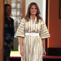 Masih di Kenya, Melania memakai kaftan kuning bergaris rancangan Thierry Colson saat bertemu Ibu Negara Kenya Margaret Kenyatta. (Foto: Reuters)