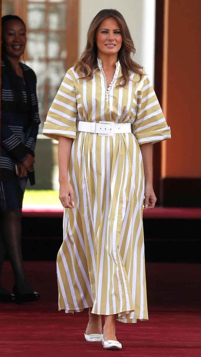 Masih di Kenya, Melania memakai kaftan kuning bergaris rancangan Thierry Colson saat bertemu Ibu Negara Kenya Margaret Kenyatta. (Foto: Reuters)