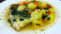 Kalau agak sulit memfillet ikan di rumah, ikan gurame bisa juga dimasak langsung dengan tulangnya. Tambahkan wortel dan kentang agar lebih kaya nutrisi. Foto : instagram @sandra_s_pictures