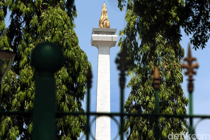 Jakarta hari ini mengalami hari tanpa bayangan pada pukul 11.40 WIB. Seperti apa rasanya saat kehilangan bayangan di Monas siang-siang?