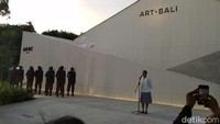 Sri Mulyani mengagumi karya seni yang dipajang pada acara IMF-WB 2018. Lokasinya di kawasan Bali Collection, Nusa Dua.