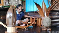 Nur Halim menyelesaikan pembuatan kerajinan berbahan dasar mancung kelapa dan palem di galerinya di Dusun Sudimoro, Desa Pucangsari, Purwodadi, Pasuruan, Jawa Timur, Selasa (9/10/2018).