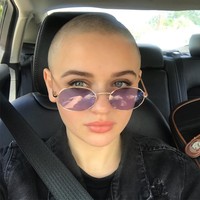Meski tanpa rambut, Joey King terlihat tetap cantik. Foto: Instagram @joeyking