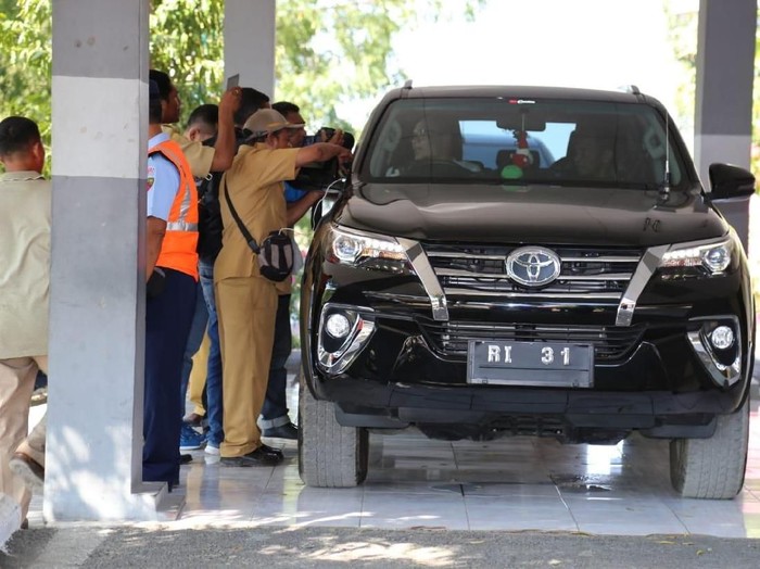 Menaker Sopiri Mobil Sendiri ke Lokasi Desmigratif di NTT