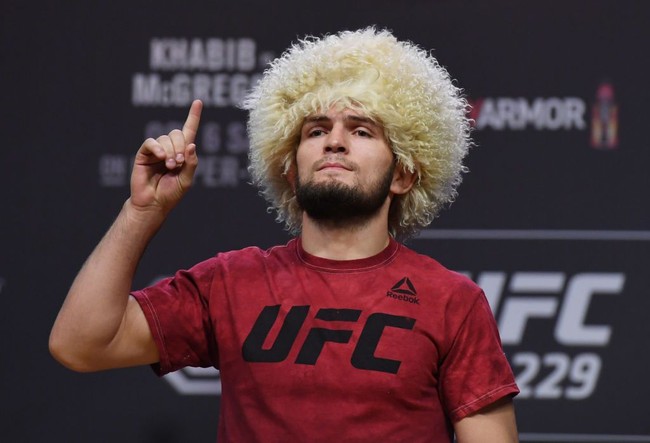 Topi berbulu itu merupakan topi khas dari daerah asal Khabib, kota kecil Dagestan di Rusia. Topi tersebut disebut Papakha. Foto: Getty Images