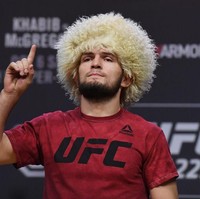 Topi berbulu itu merupakan topi khas dari daerah asal Khabib, kota kecil Dagestan di Rusia. Topi tersebut disebut Papakha. Foto: Getty Images